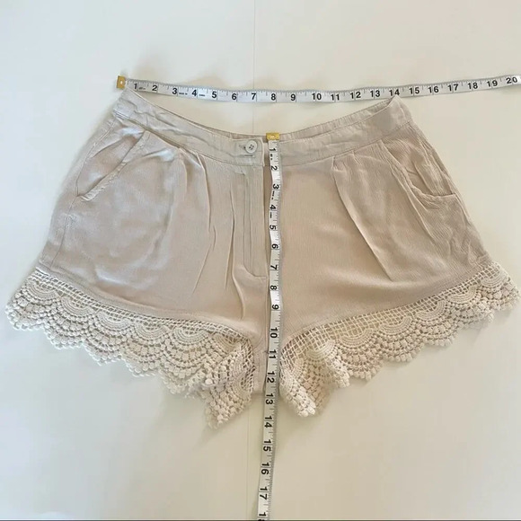 Summer Beach Lace Trim Shorts Cream Color - Picture 2 of 8